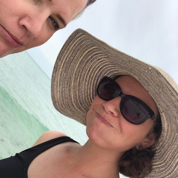 🤩MEET YOUR POSHERS! 🌴 CHRISTINE & ADRIENNE 🌴 - Picture 4 of 5